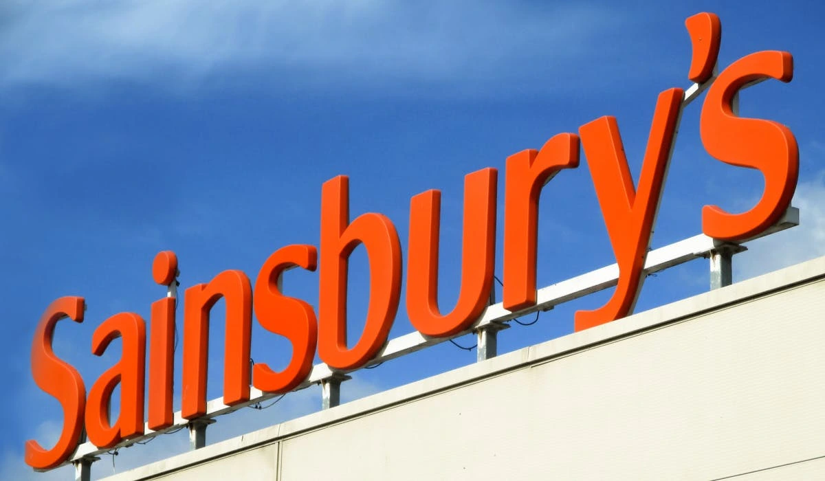 Alfred Lands Sainsbury's Tu Clothing With Mobile Fitting Room and Pregnancy Partnership — 3